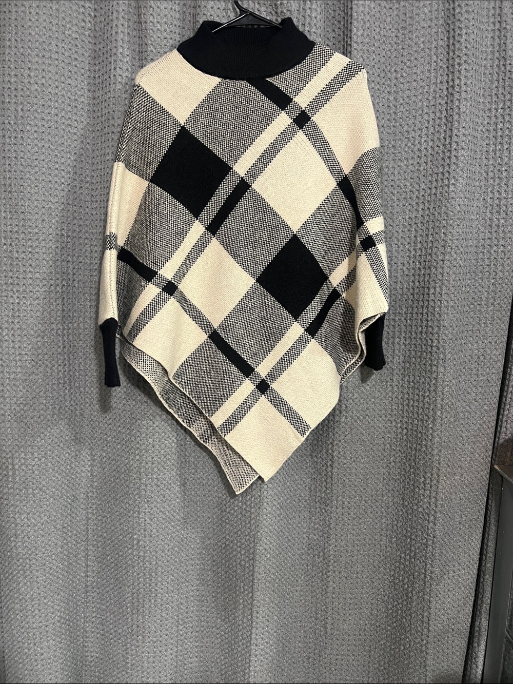🖤Super Cute Black & Cream Plaid Knit Poncho Sweater🖤